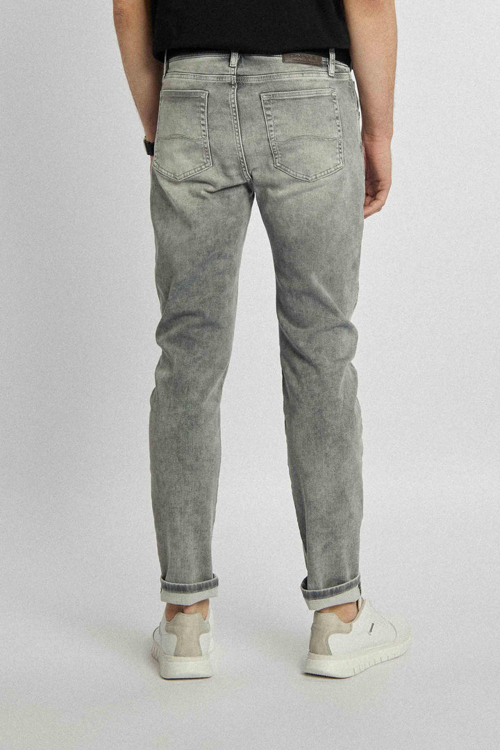 Pantalon long en jean de couleur grise avec coupe droite