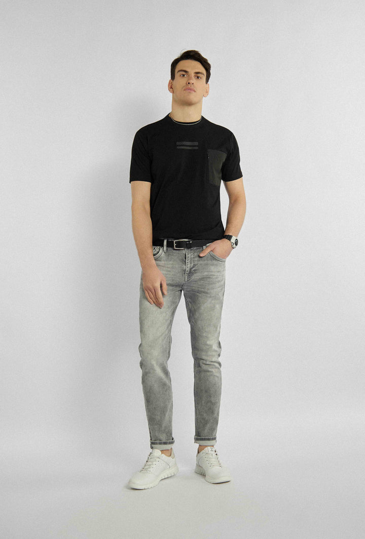 Pantalon long en jean de couleur grise avec coupe droite