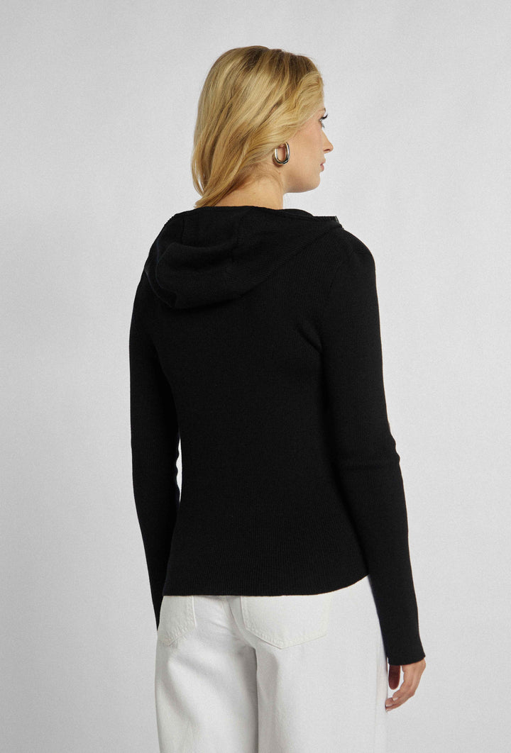 Pull fin boutonné de couleur noire