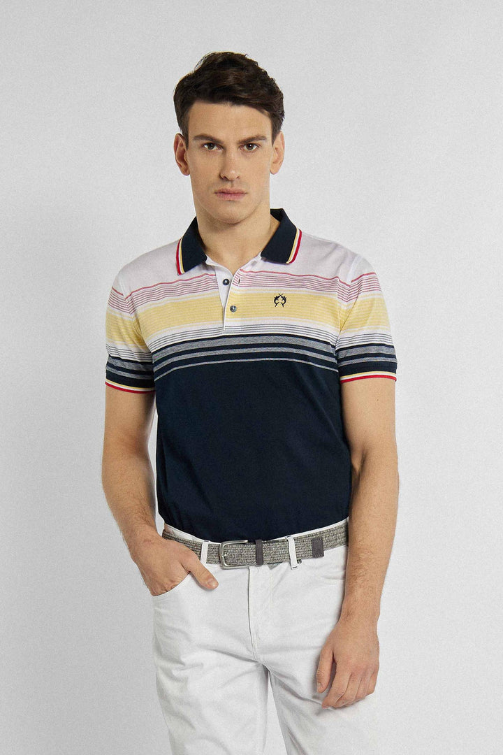 T-shirt polo met het logo van het merk, met verschillende gekleurde strepen aan de bovenkant