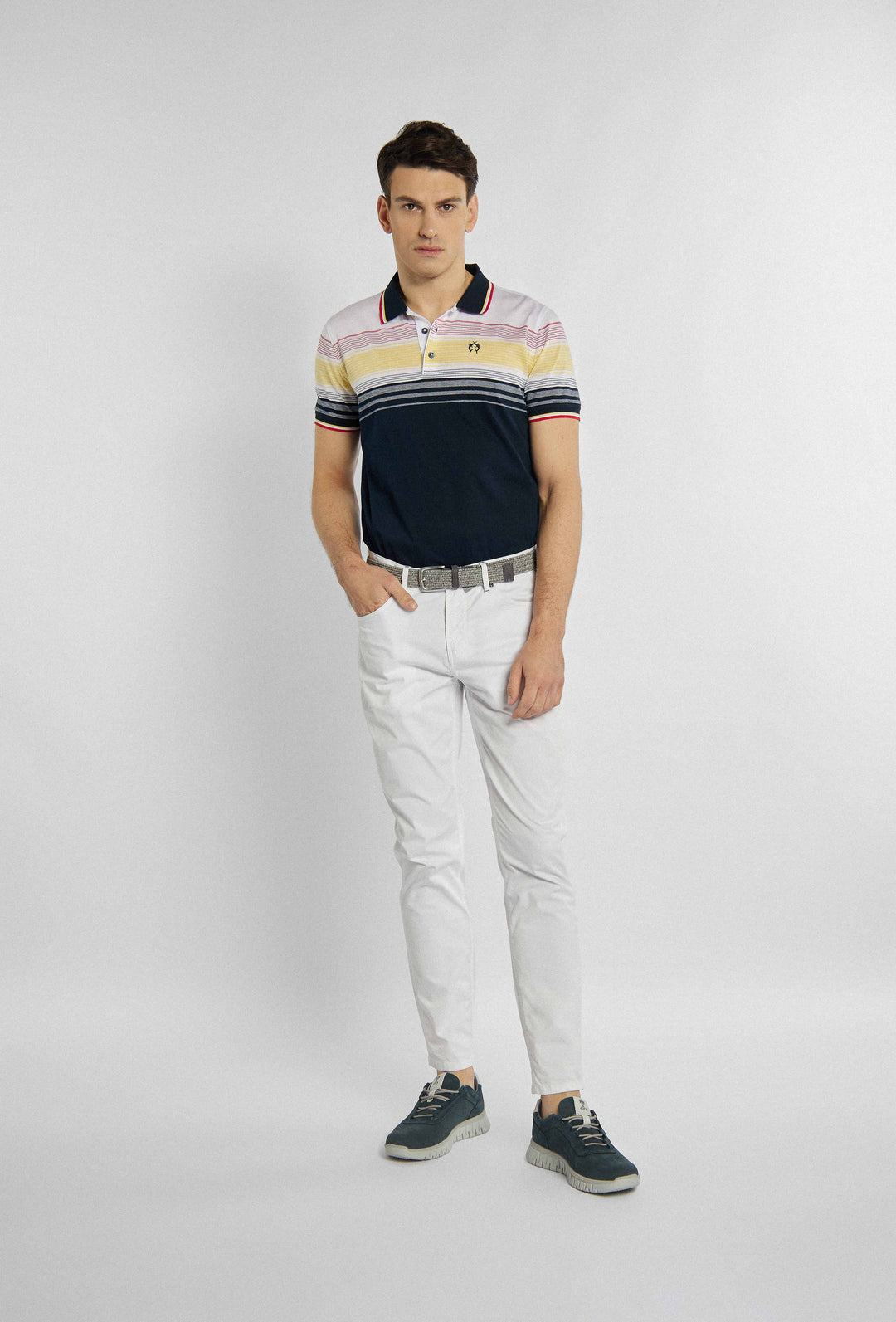 T-shirt polo met het logo van het merk, met verschillende gekleurde strepen aan de bovenkant