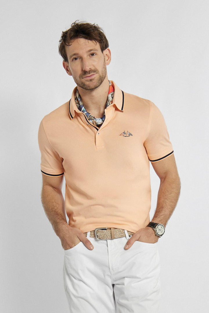 Polo T-shirt orange avec des accents noirs et des coutures fines