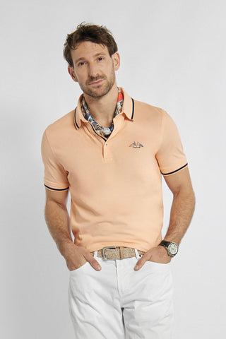 Oranje T-shirt polo met zwarte accenten en fijne stiksels