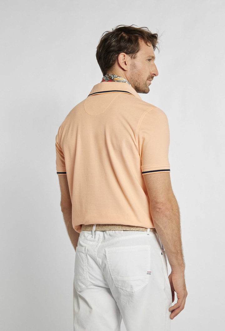 Polo T-shirt orange avec des accents noirs et des coutures fines