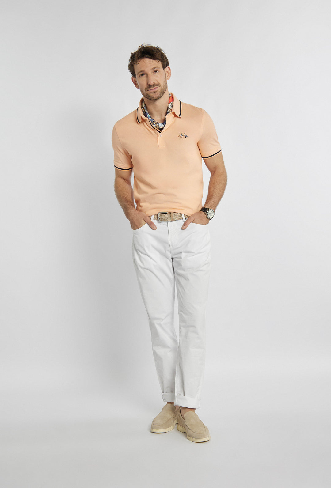 Polo T-shirt orange avec des accents noirs et des coutures fines