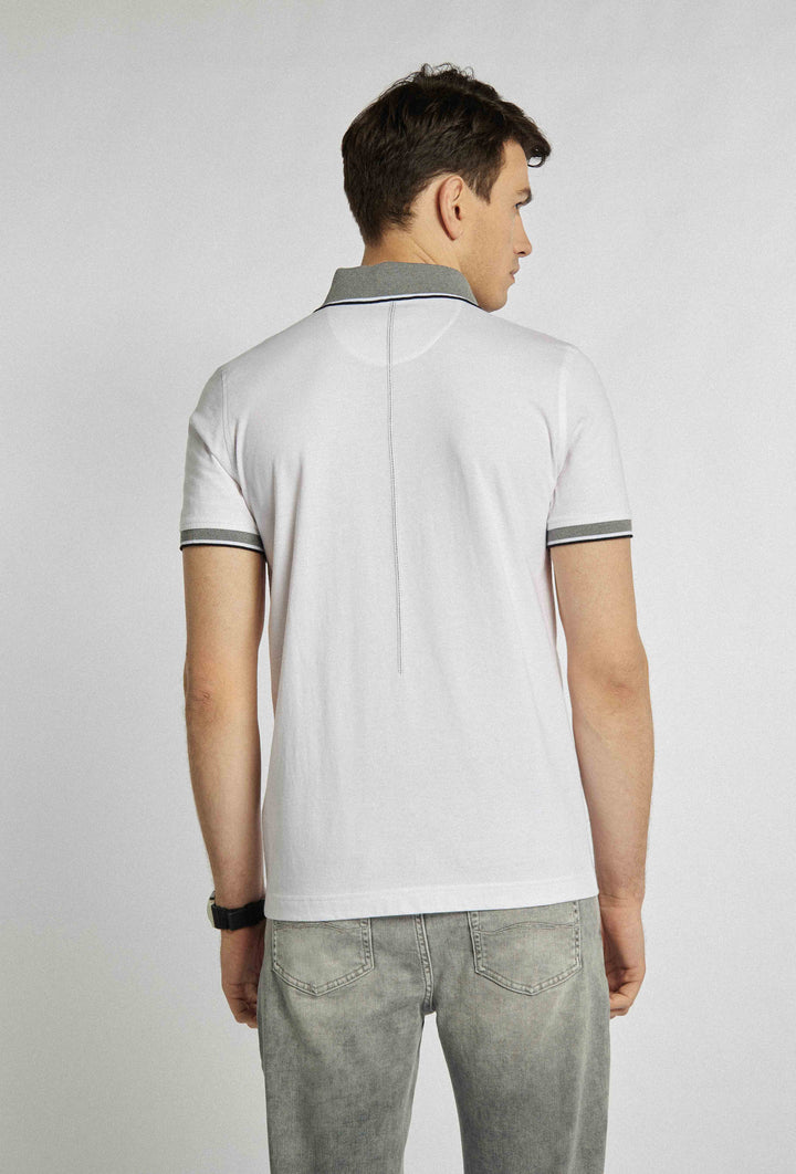 Wit poloshirt met knoopsluiting en grijze details en print