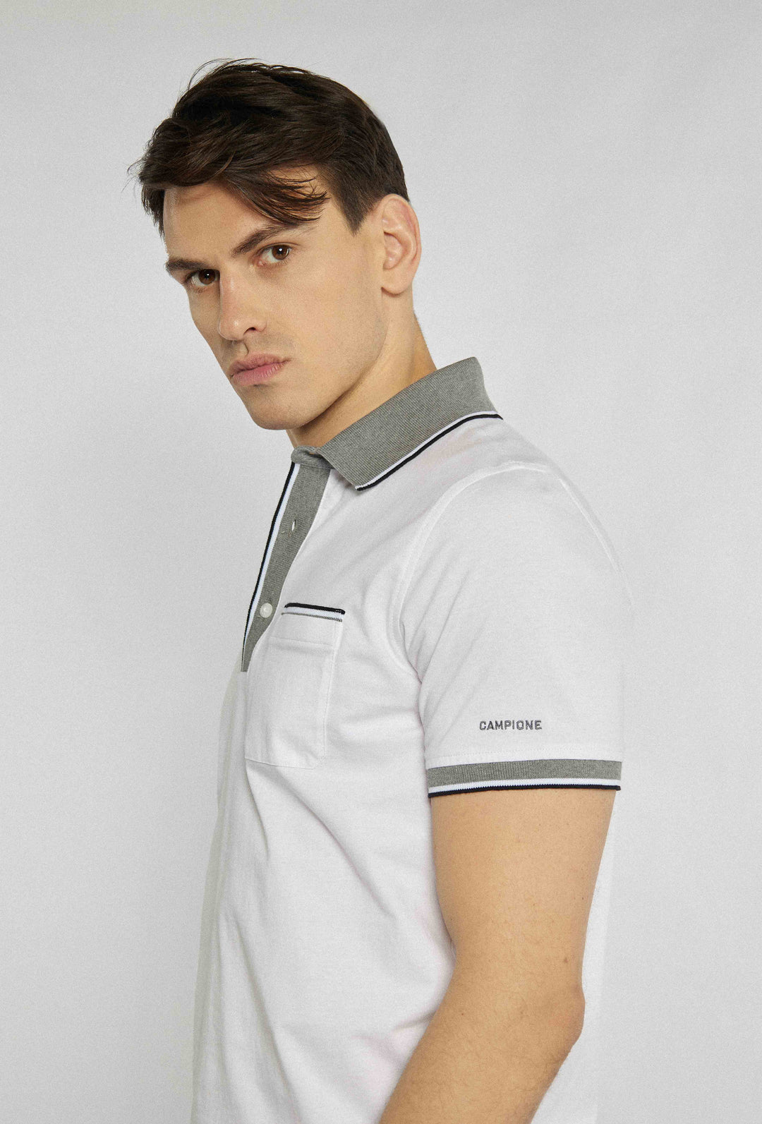 Wit poloshirt met knoopsluiting en grijze details en print