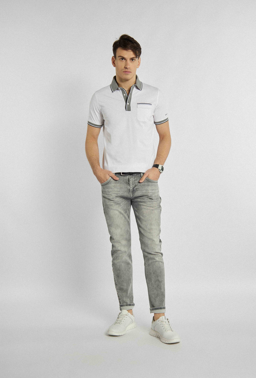 Wit poloshirt met knoopsluiting en grijze details en print