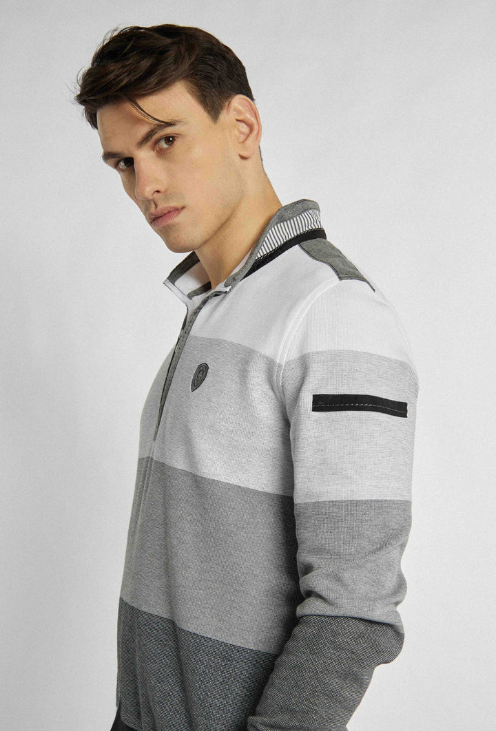 Grijze sweater met dikke horizontale strepen met biezen