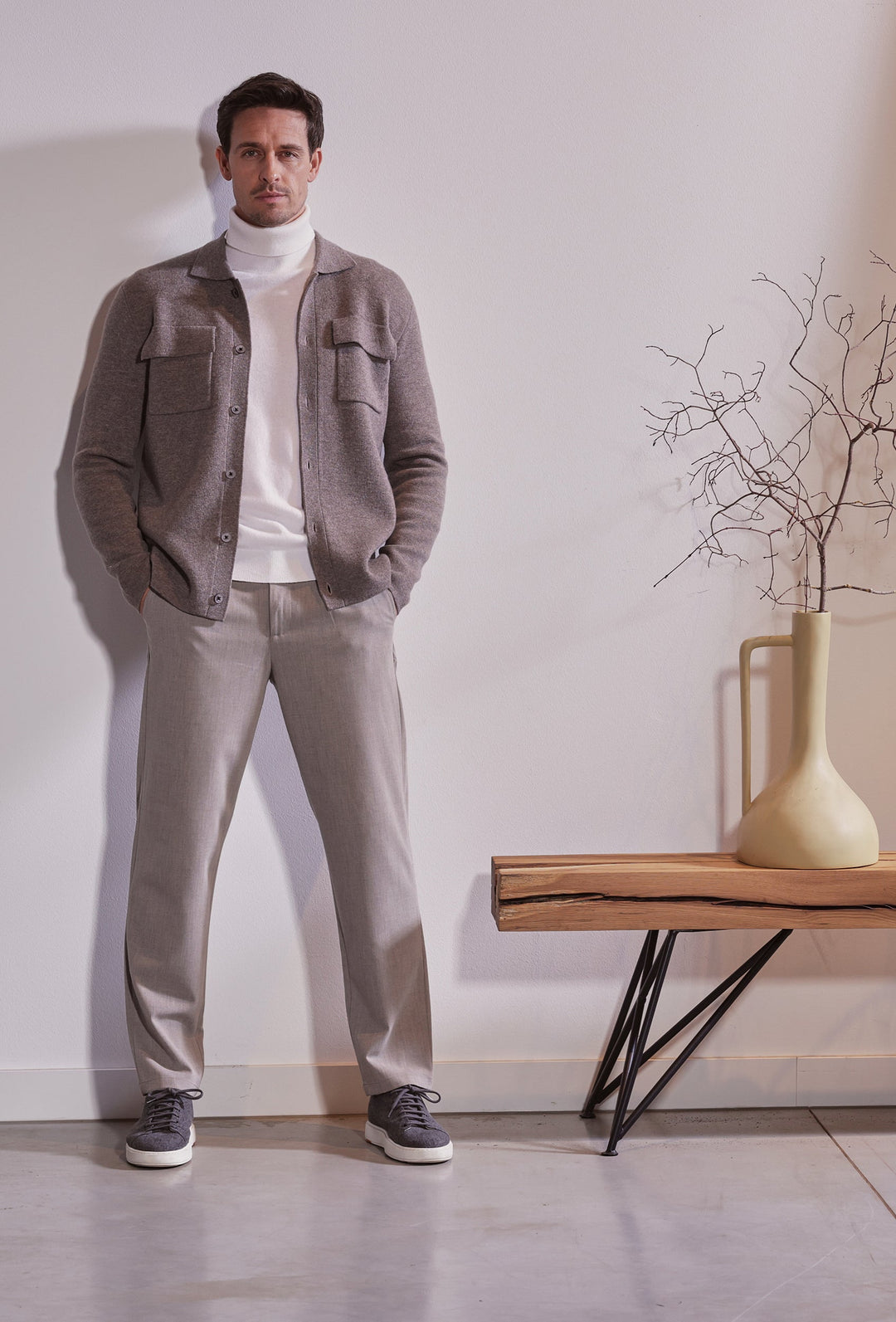 Commander Cardigan in Taupe mit Kragen und Brusttaschen