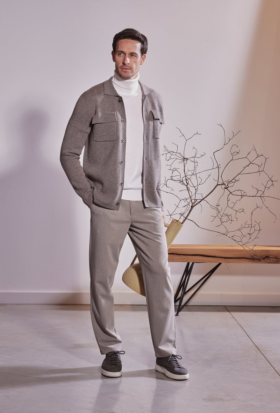 Commander Cardigan in Taupe mit Kragen und Brusttaschen