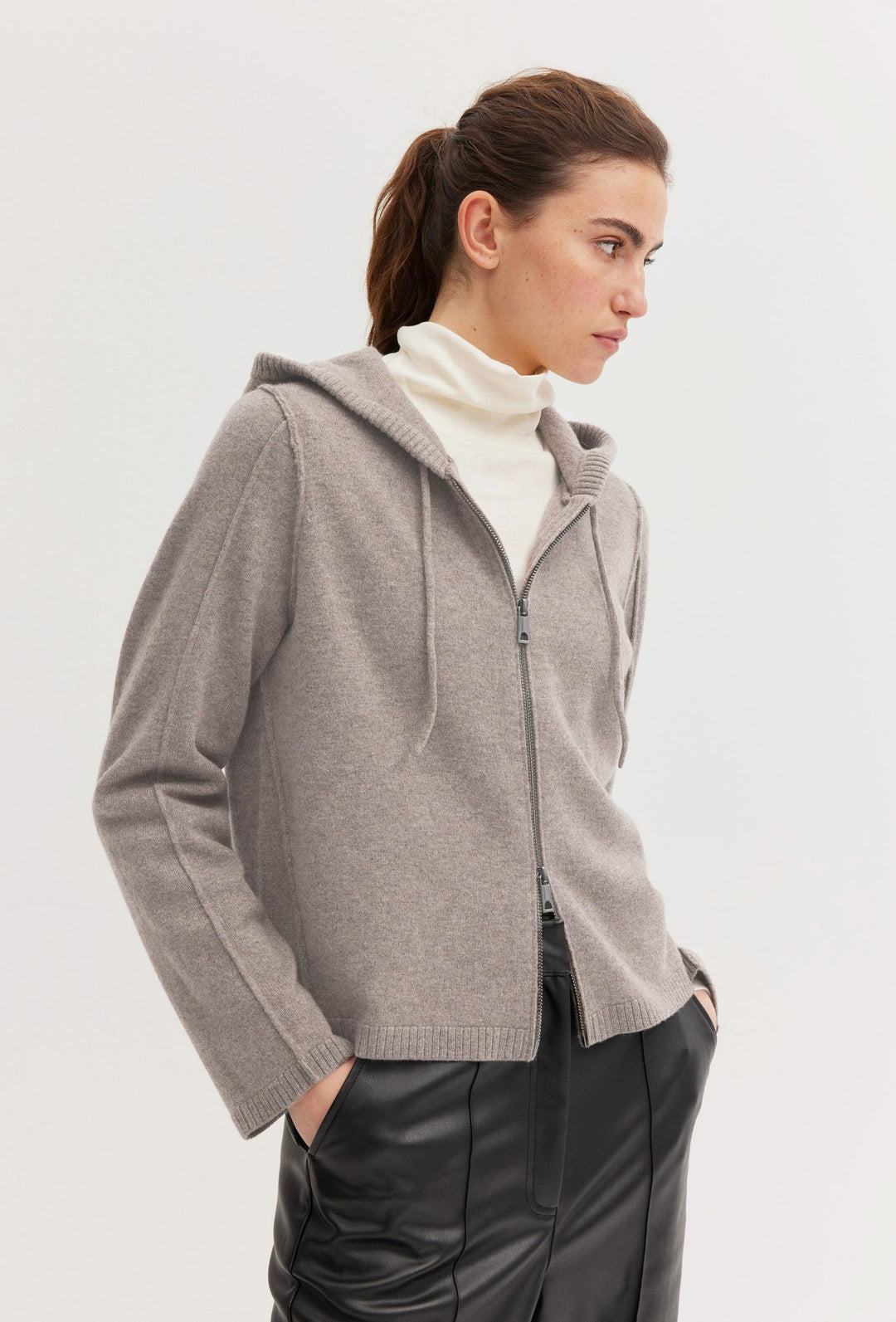 Strickjacke mit Kapuze und Reißverschluss