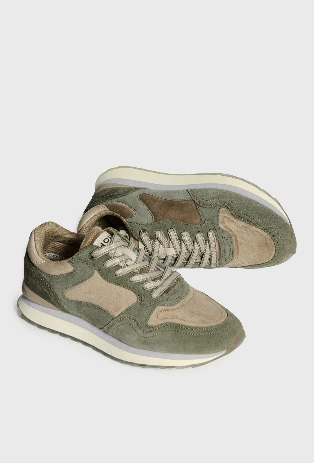 Weiß-graue Sneaker mit blauem Akzent