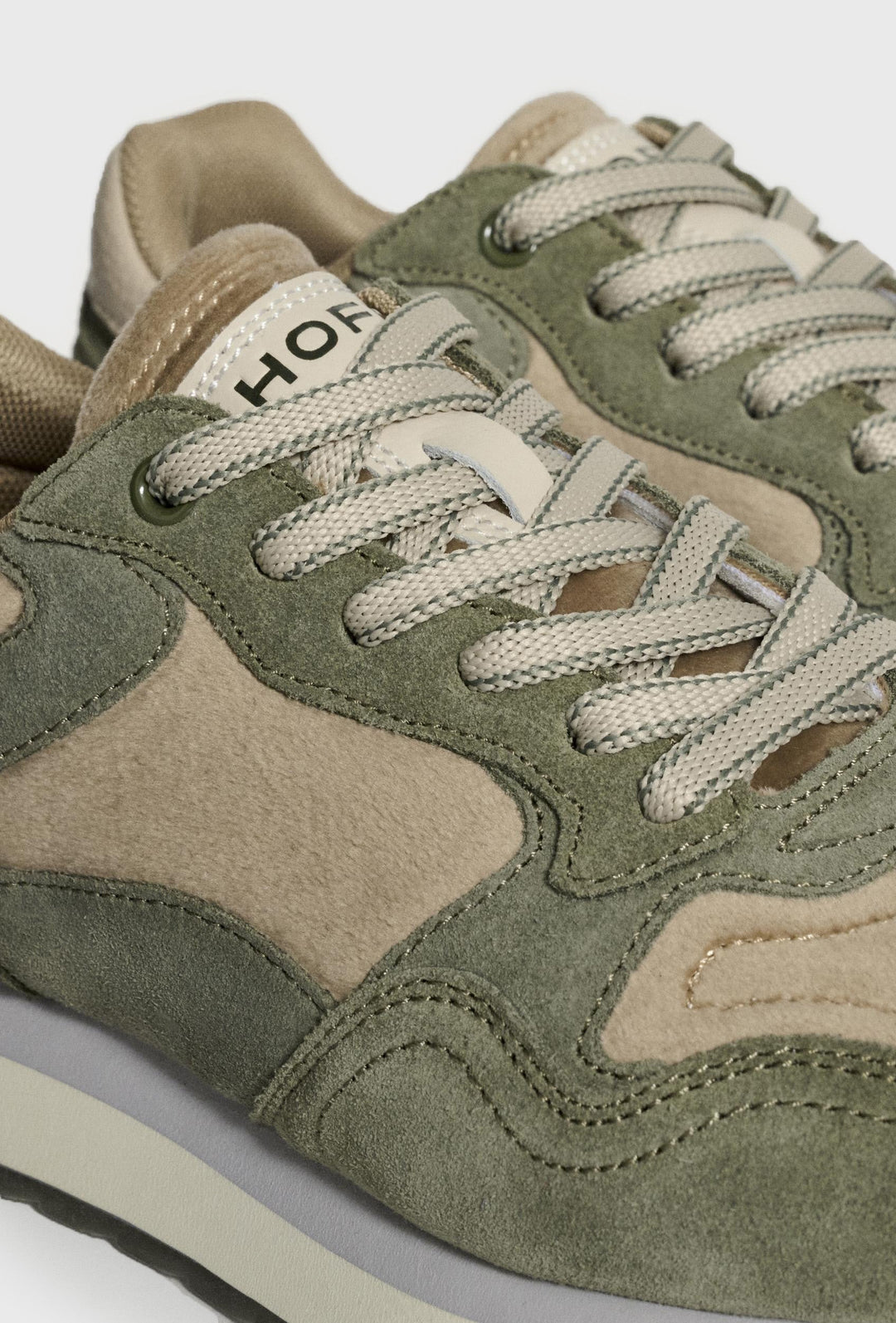 Weiß-graue Sneaker mit blauem Akzent