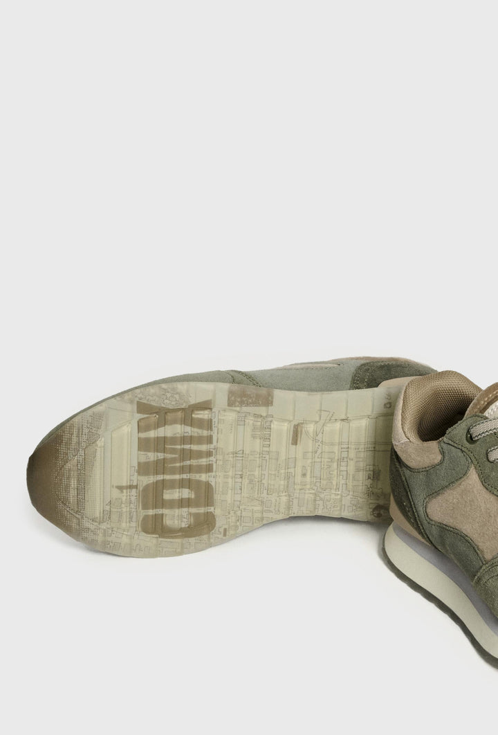 Weiß-graue Sneaker mit blauem Akzent