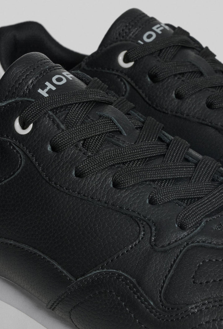 Schwarze Sneaker mit Neondetails