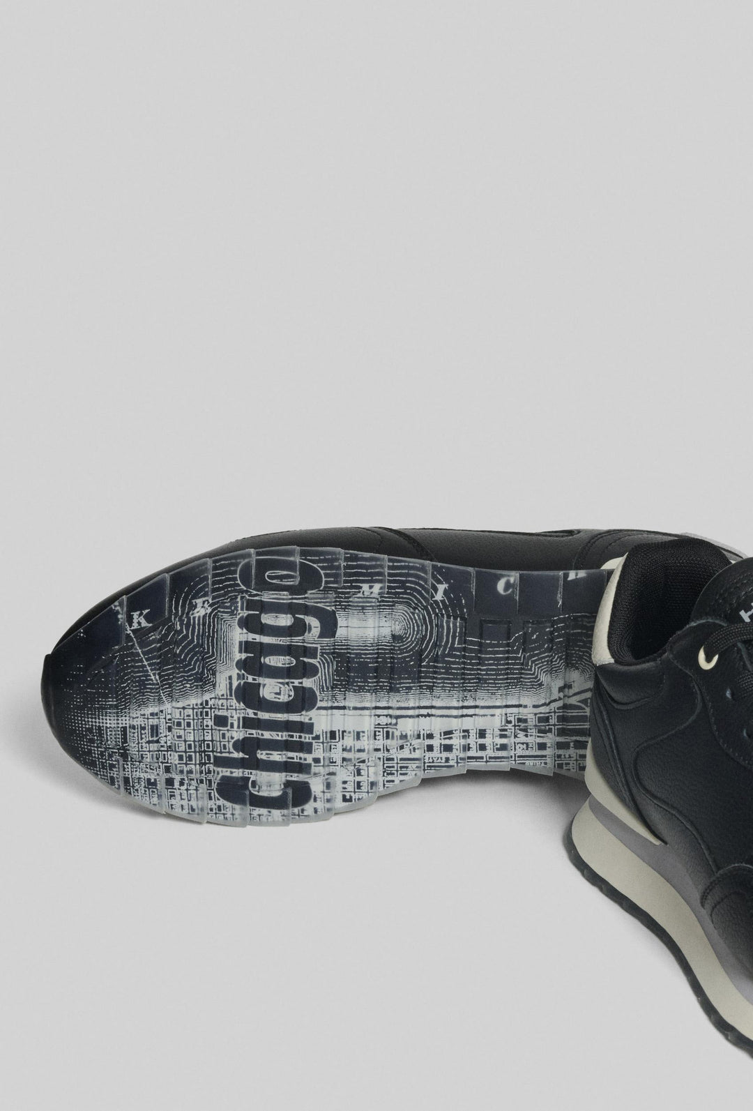 Schwarze Sneaker mit Neondetails