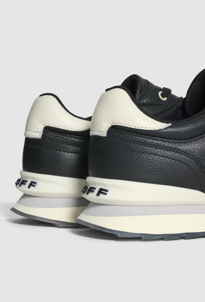 Schwarze Sneaker mit Neondetails