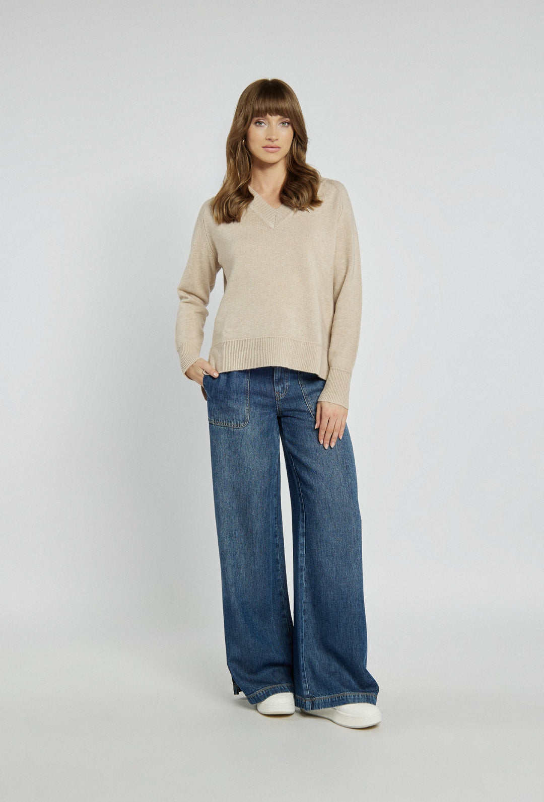 Beiger Pullover mit V-Ausschnitt