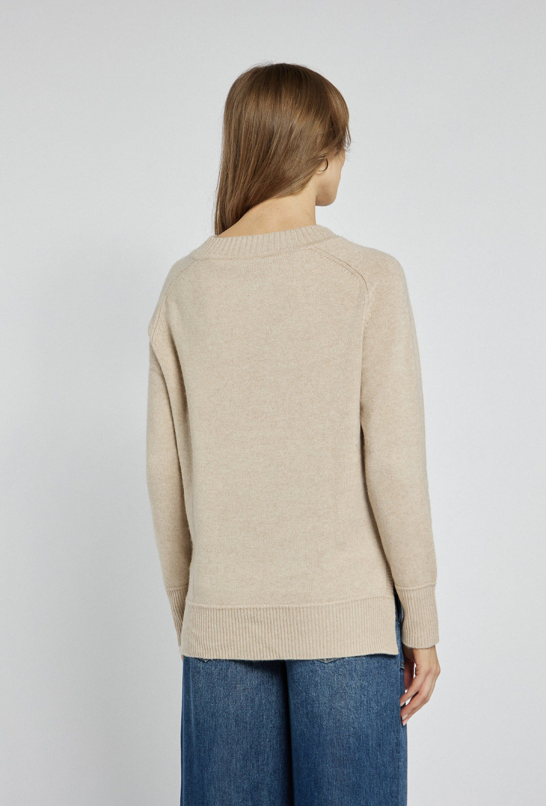 Beiger Pullover mit V-Ausschnitt