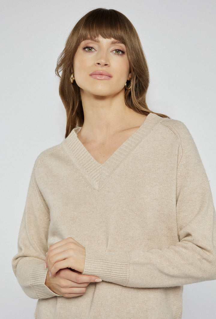 Beiger Pullover mit V-Ausschnitt