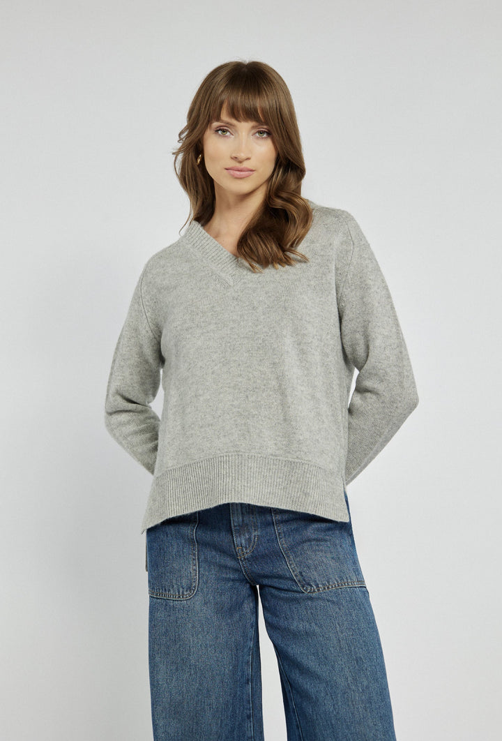 Grauer Pullover mit V-Ausschnitt