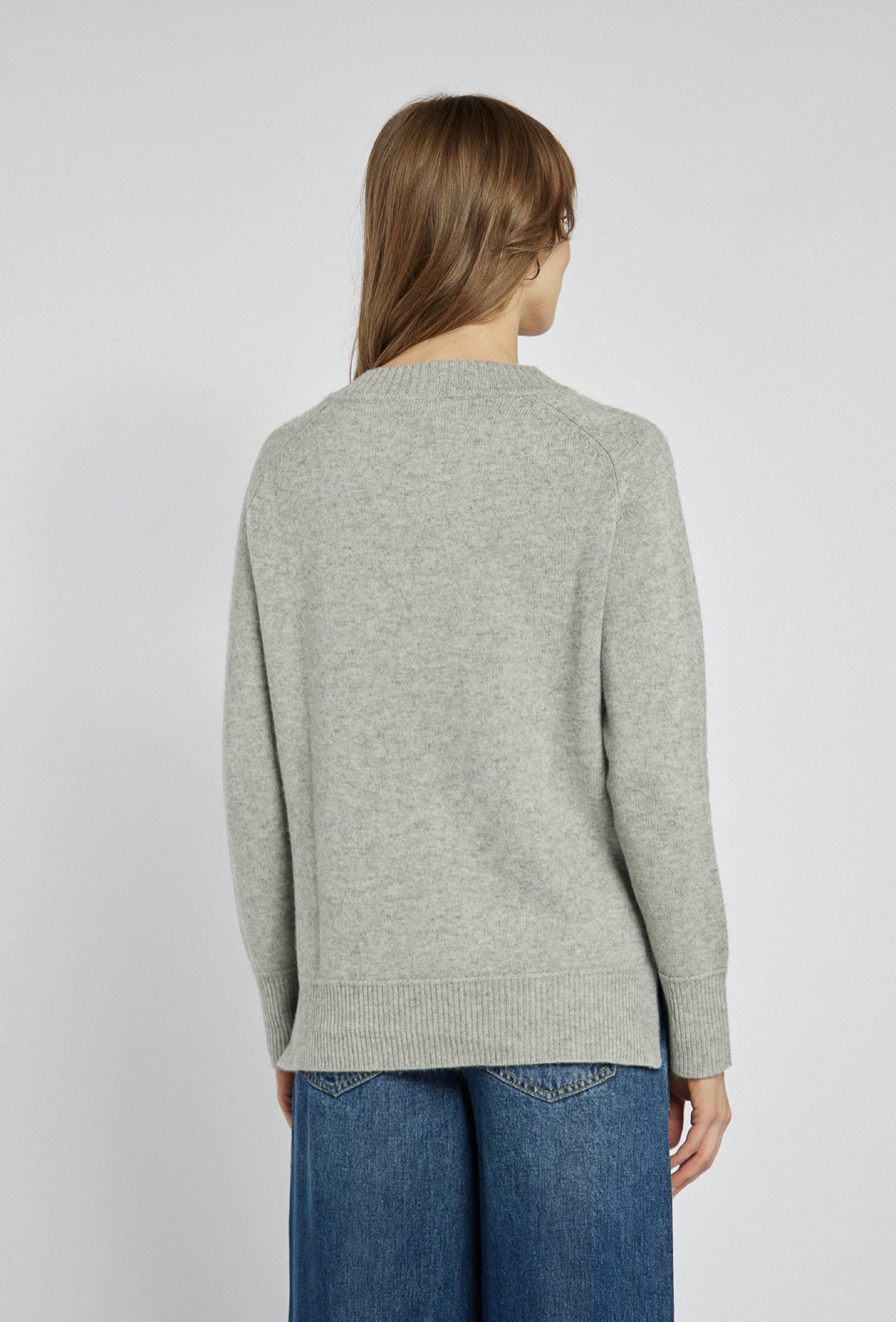 Grauer Pullover mit V-Ausschnitt