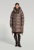 Lange Steppjacke mit großzügiger Kapuze