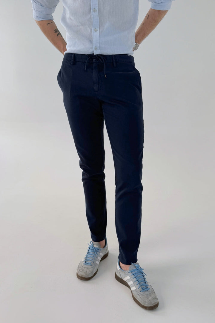 Katoenen broek met taps toelopende pijpen en bies