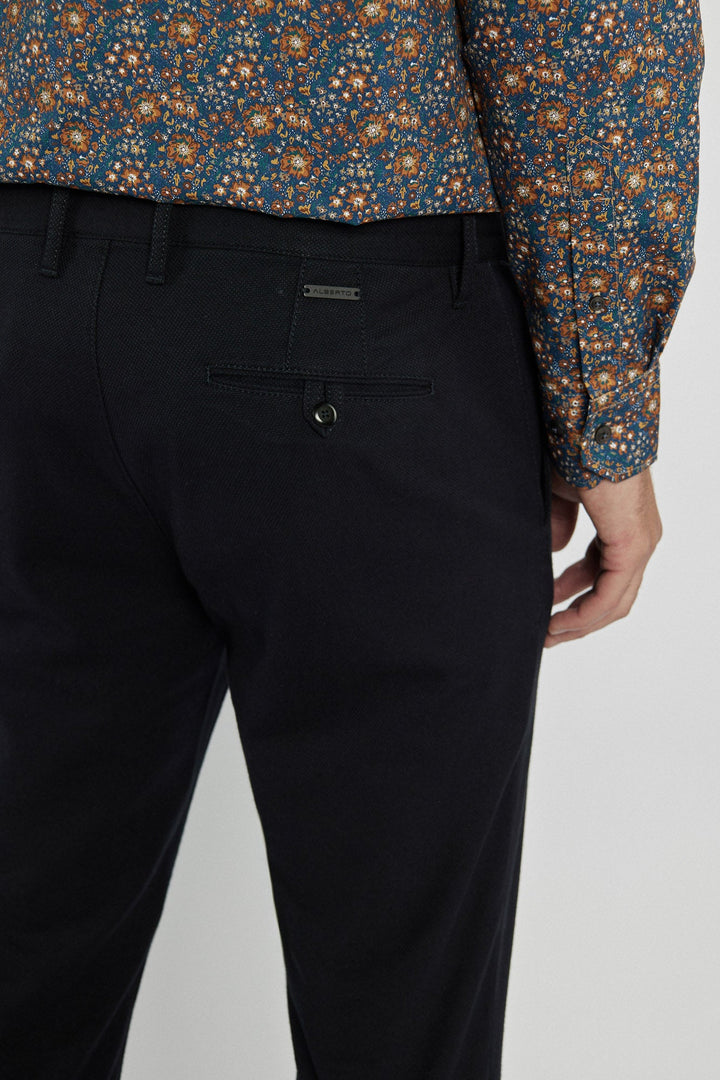 Schmale Herrenhose in Navy