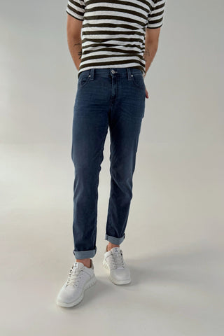 5-pocket denim pants with a fitted cut