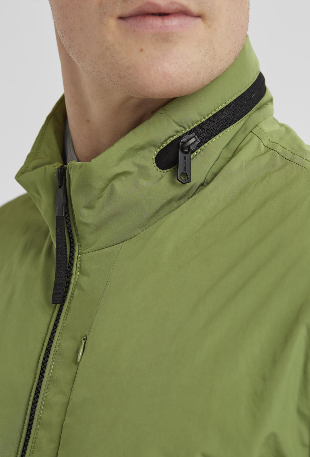 Grüne Jacke mit Reißverschluss, Rippbündchen und Stehkragen