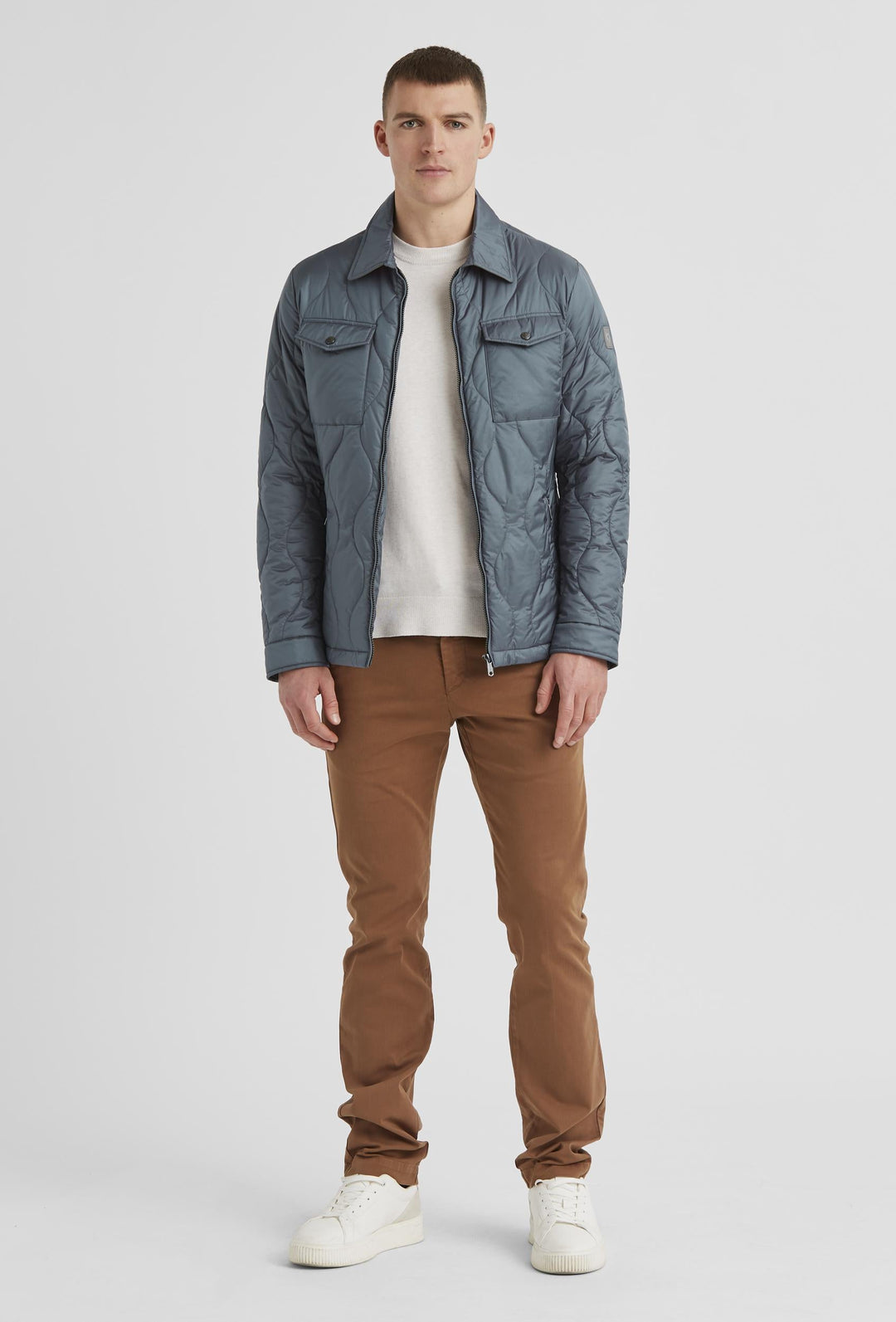 Blaue Jacke mit zwei großen Brusttaschen mit Knopfverschluss