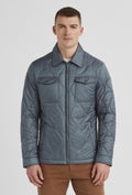 Blaue Jacke mit zwei großen Brusttaschen mit Knopfverschluss