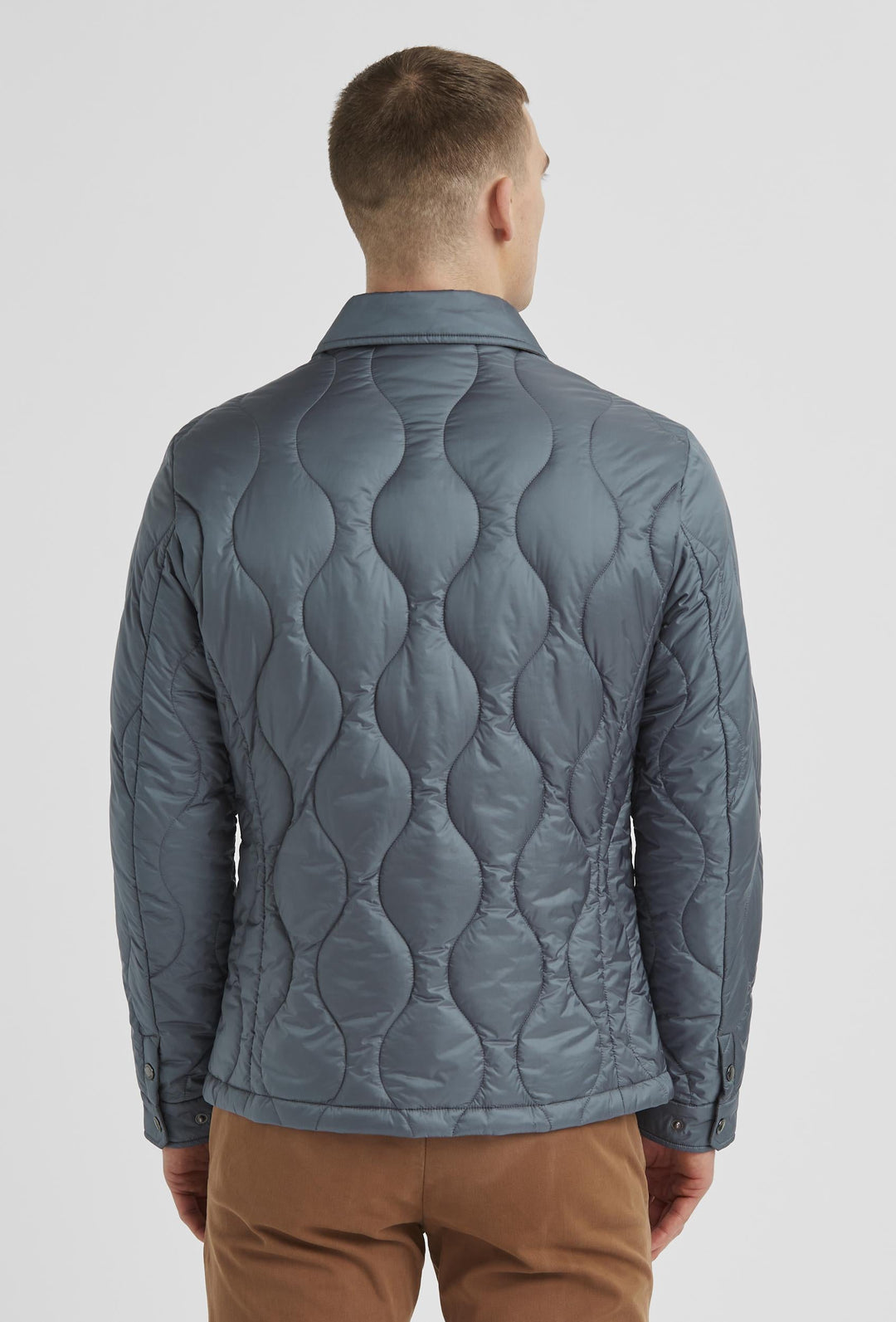 Blaue Jacke mit zwei großen Brusttaschen mit Knopfverschluss