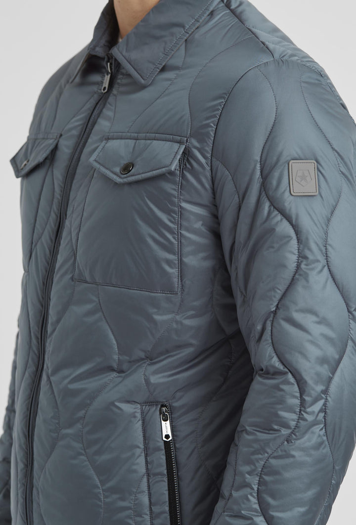 Blaue Jacke mit zwei großen Brusttaschen mit Knopfverschluss