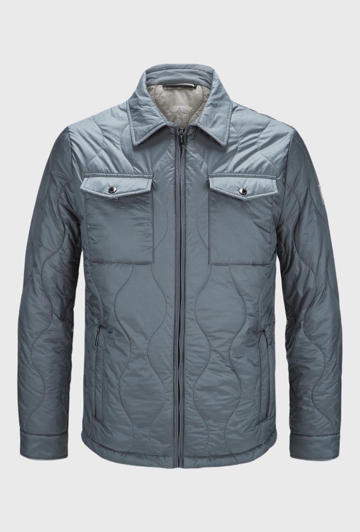 Blaue Jacke mit zwei großen Brusttaschen mit Knopfverschluss