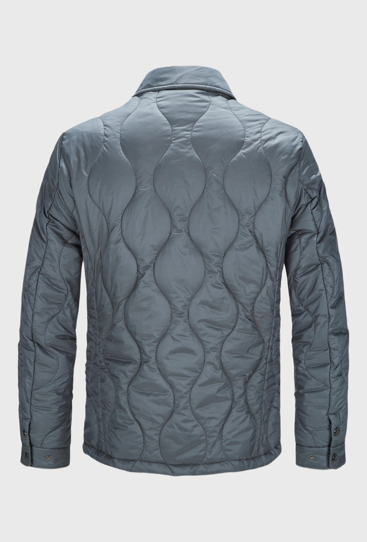 Blaue Jacke mit zwei großen Brusttaschen mit Knopfverschluss