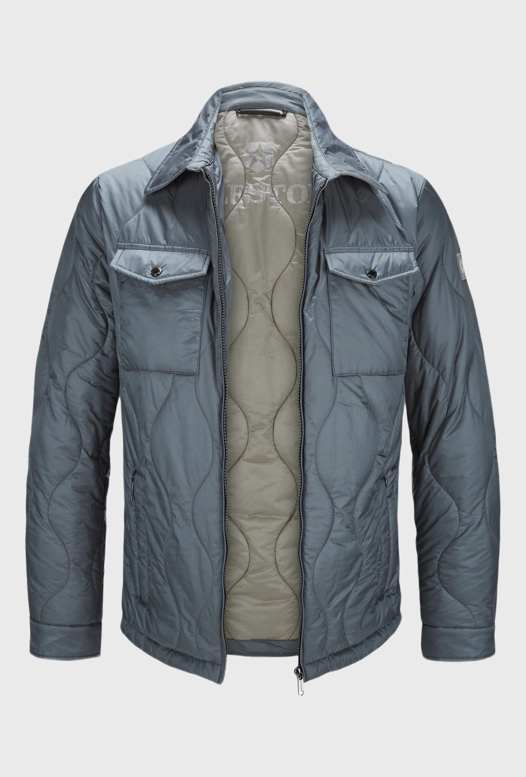 Blaue Jacke mit zwei großen Brusttaschen mit Knopfverschluss