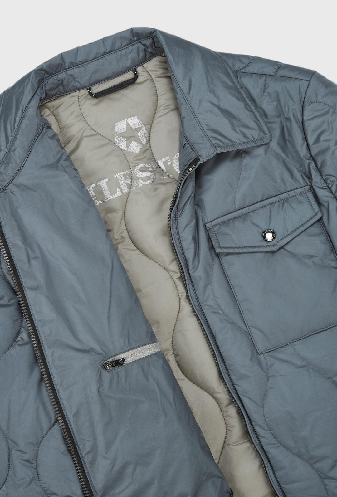 Blaue Jacke mit zwei großen Brusttaschen mit Knopfverschluss