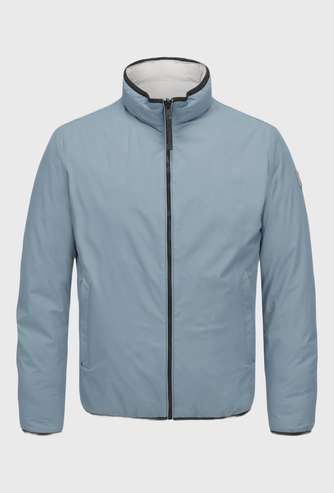 Blaue Jacke mit zwei großen Brusttaschen mit Knopfverschluss