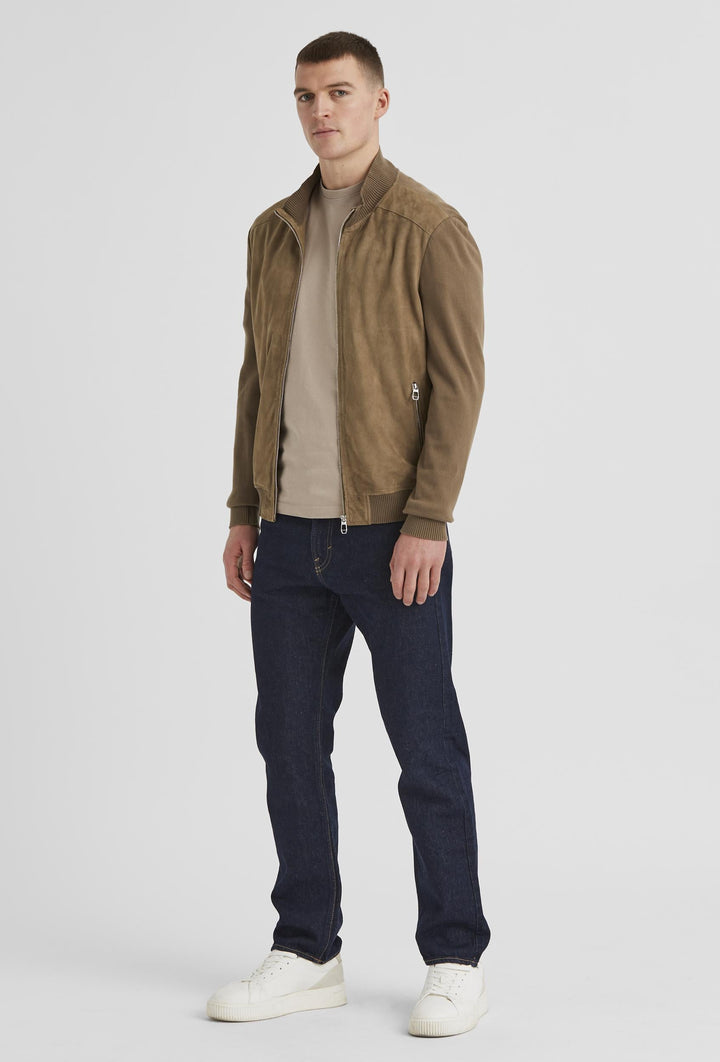 Stilvolle, eng anliegende Wildlederjacke mit Express-Taschen, in brauner Farbe