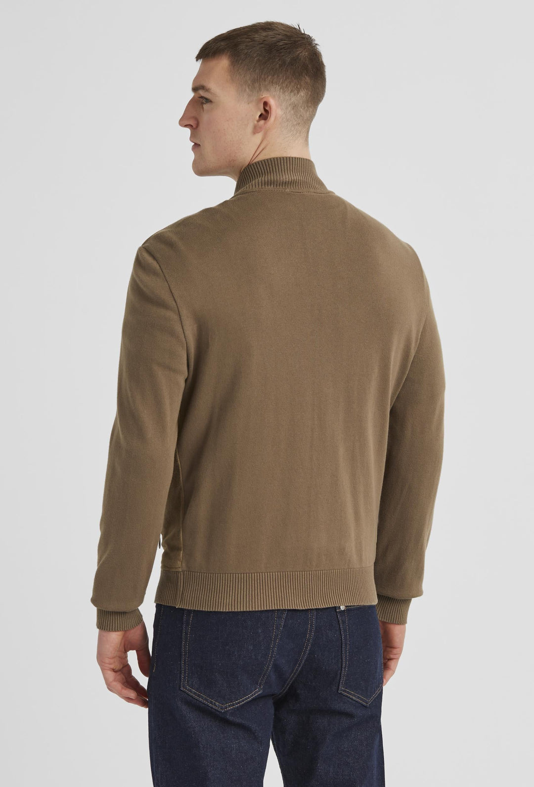 Stilvolle, eng anliegende Wildlederjacke mit Express-Taschen, in brauner Farbe