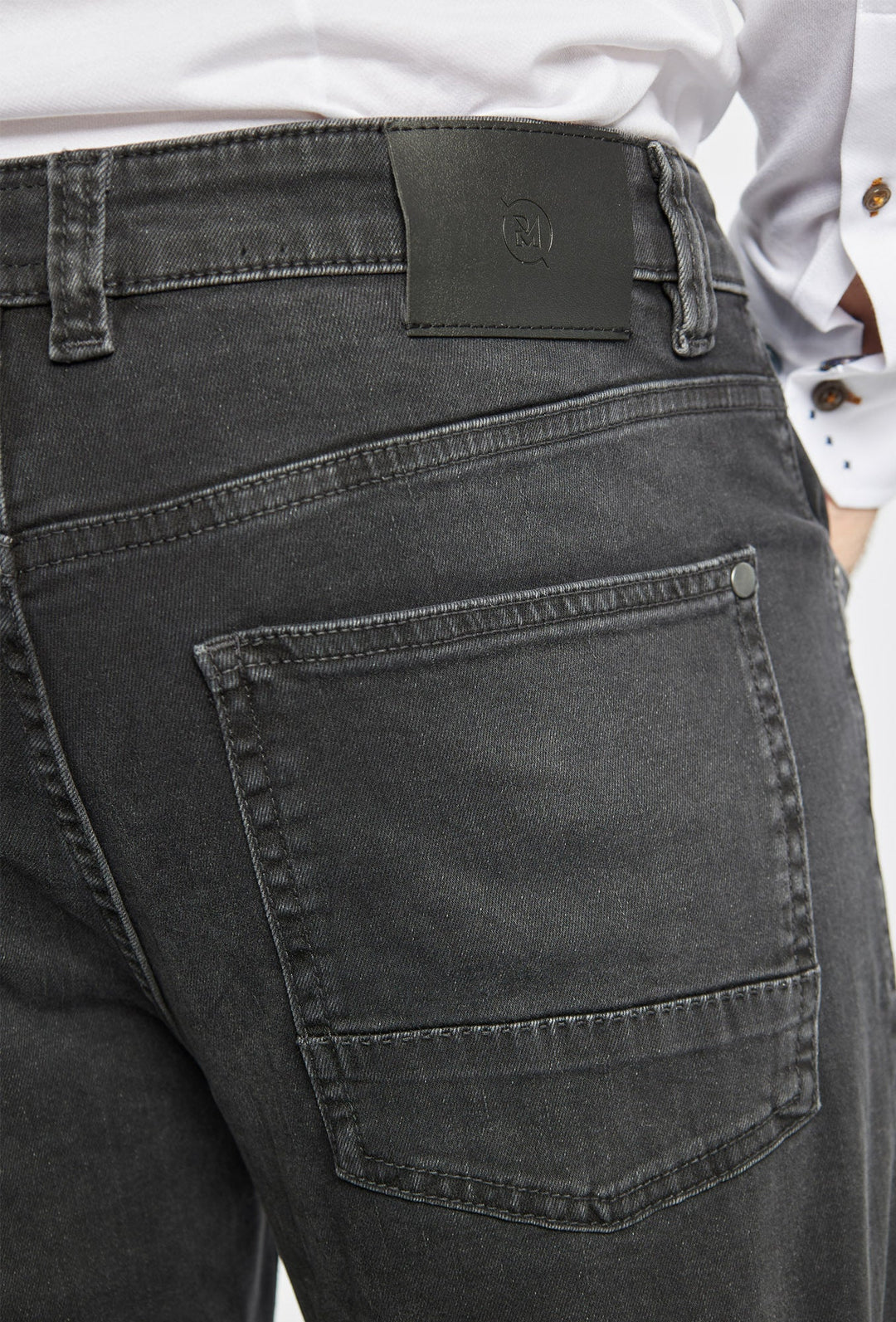Moderne Primodi Herrenjeans im Skinny Fit in Schwarz