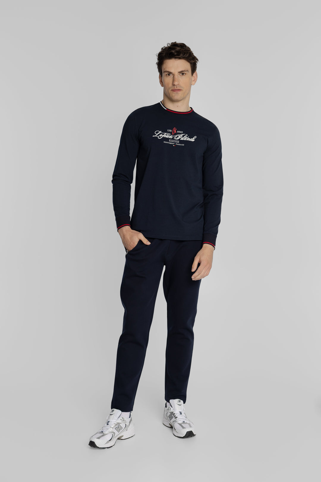 Granatowy T-shirt z długim rękawem i nadrukiem