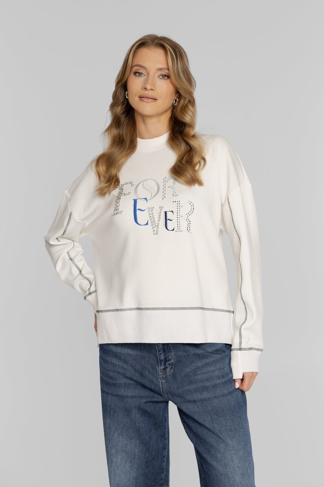 Damen-Freizeitset mit weißem Sweatshirt und Barrel-Jeans