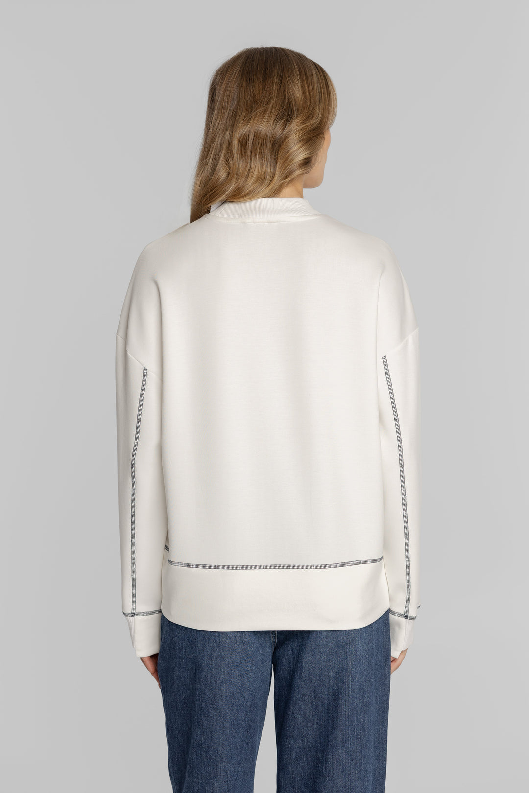 Damen-Freizeitset mit weißem Sweatshirt und Barrel-Jeans