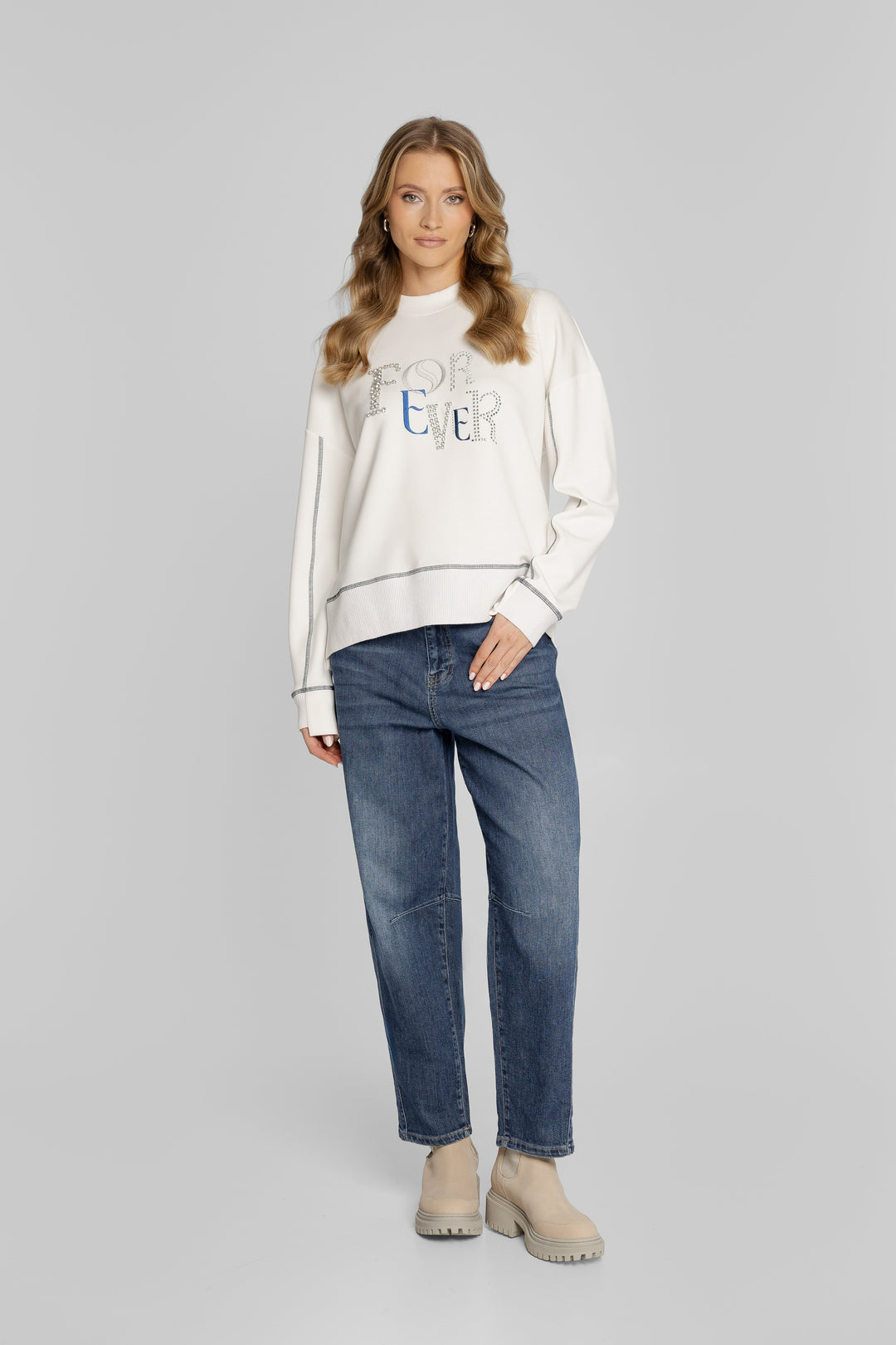 Damen-Freizeitset mit weißem Sweatshirt und Barrel-Jeans