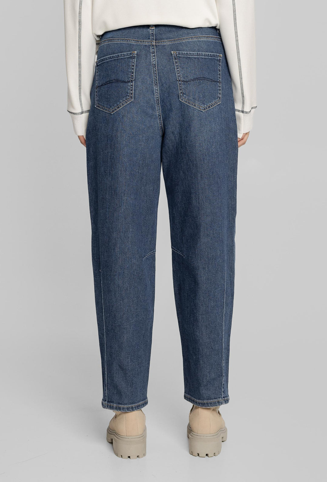 Damen-Freizeitset mit weißem Sweatshirt und Barrel-Jeans