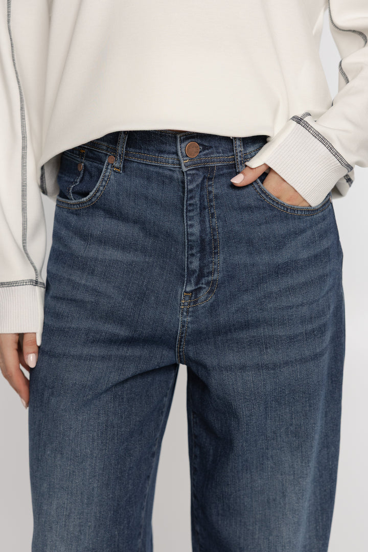 Damen-Freizeitset mit weißem Sweatshirt und Barrel-Jeans